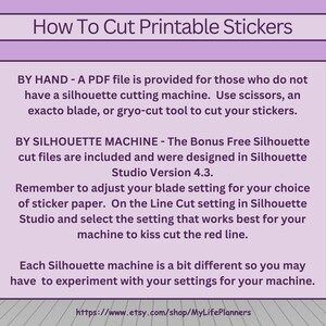 Może przedstawiać: Grafika w kolorze r&oacute;żowym i białym z tekstem "How To Cut Printable Stickers" oraz instrukcjami, jak wycinać naklejki do druku ręcznie lub za pomocą maszyny Silhouette. Tekst zawiera instrukcje dotyczące regulacji ustawienia ostrza i cięcia wzdłuż czerwonej linii. Grafika zawiera r&oacute;wnież link do sklepu Etsy MyLifePlanners.
