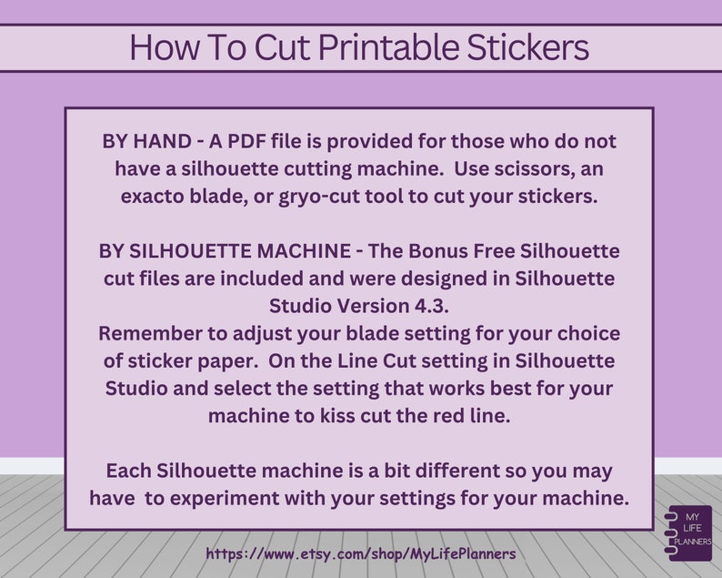 Może przedstawiać: Grafika w kolorze r&oacute;żowym i białym z tekstem "How To Cut Printable Stickers" oraz instrukcjami, jak wycinać naklejki do druku ręcznie lub za pomocą maszyny Silhouette. Tekst zawiera instrukcje dotyczące regulacji ustawienia ostrza i cięcia wzdłuż czerwonej linii. Grafika zawiera r&oacute;wnież link do sklepu Etsy MyLifePlanners.