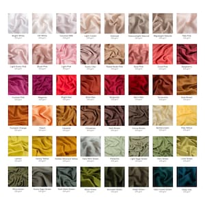 Puede incluir: Una carta de colores que muestra 64 muestras de tela en varios tonos, incluyendo blanco, rosa, rojo, marr&oacute;n, amarillo y verde. Cada muestra est&aacute; etiquetada con su nombre de color y peso, como 205 g/m&sup2; o 290 g/m&sup2;, dispuestas en una cuadr&iacute;cula.