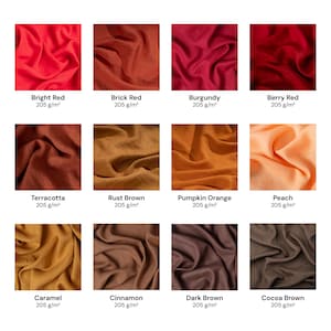 Puede incluir: Una cuadr&iacute;cula de doce muestras de tela en varios tonos de rojo, naranja y marr&oacute;n. Cada muestra est&aacute; etiquetada con su nombre de color y un peso de 205 g/m&sup2;. Los colores incluyen rojo brillante, rojo ladrillo, burdeos, rojo baya, terracota, marr&oacute;n &oacute;xido, naranja calabaza, melocot&oacute;n, caramelo, canela, marr&oacute;n oscuro y marr&oacute;n cacao.