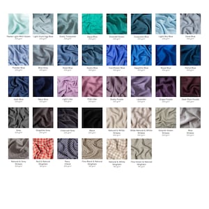Puede incluir: Una cuadr&iacute;cula de muestras de tela que muestra varios colores s&oacute;lidos y patrones, incluyendo rayas y cuadros vichy. Cada cuadrado incluye el nombre del color y el peso en g/m&sup2;, desde verde menta claro hasta ciruela oscuro y negro.