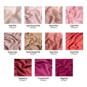 Puede incluir: Una cuadr&iacute;cula de once muestras de tela en varios tonos de rosa, desde rosa p&aacute;lido hasta magenta. Cada muestra est&aacute; etiquetada con su nombre de color y un peso de 205 g/m&sup2;. Los colores incluyen rosa p&aacute;lido, rosa polvoriento claro, rosa rubor, rosa claro, lila polvoriento, rosa nude pastel, rosa rosa, rosa coral, frambuesa, rosa fucsia y magenta.