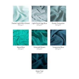 Puede incluir: Una colecci&oacute;n de siete muestras de tela en varios tonos de azul y verde, incluyendo Pastel Light Mint Green, Light Duck Egg Blue, Dusty Turquoise, Aqua Blue, Emerald Green, Turquoise Blue y Deep Teal, cada una con un peso de 205 g/m&sup2;.