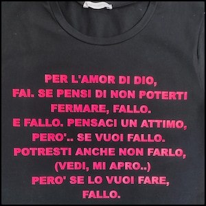 Può includere: Maglietta nera con testo rosa che recita "PER L'AMOR DI DIO, FAI. SE PENSI DI NON POTERTI FERMARE, FALLO. E FALLO. PENSACI UN ATTIMO, PERO'... SE VUOI FALLO. POTRESTI ANCHE NON FARLO, (VEDI, MI APRO..) PERO' SE LO VUOI FARE, FALLO."