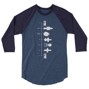 Könnte beinhalten: Ein blaues und marineblaues Baseball-T-Shirt mit einer weißen Grafik einer Zeitleiste verschiedener Raumschiffe und der TARDIS von Doctor Who. Die Zeitleiste umfasst die Jahre 148.000 v. Chr., vor langer Zeit, 2118, 2204, 2323 und 400.