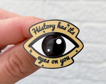 Broche con insignia de solapa esmaltada de Hamilton 'La historia te tiene en la mira'