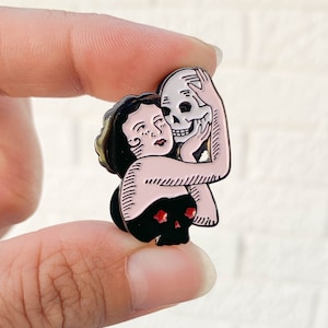 Segundos 1930 Vintage Pin Up Lady Segurando Caveira Esmaltada Broche de Lapela