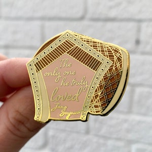 Jane Seymour 'The only one he truly loved' enamel lapel pin badge brooch SIX Tudor Wives Musical