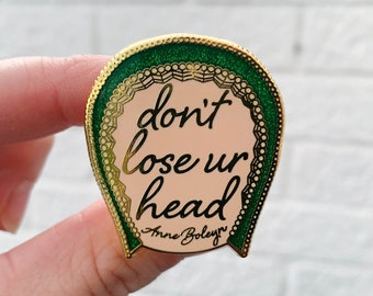 Anne Boleyn 'Verlies je hoofd niet' emaille reversspeld badge broche SIX Tudor Wives Musical