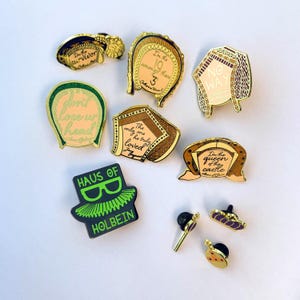 SECONDEN - SIX the Musical emaille reversspeld badgebroche