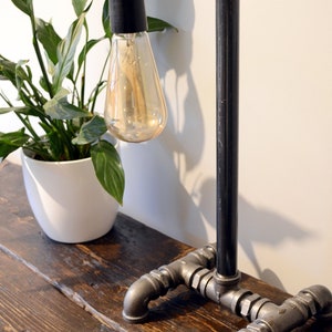 Lampada da tavolo in tubo di acciaio industriale, vintage, fattoria, paese, industriale, fatta a mano, contemporanea