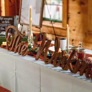 Namensschild für den Brauttisch – Individuell gestaltetes Tischgesteck mit Nachnamen, personalisierte Tischdekoration für die Hochzeit, freistehendes Schild in Schreibschrift, Lieferung in die USA