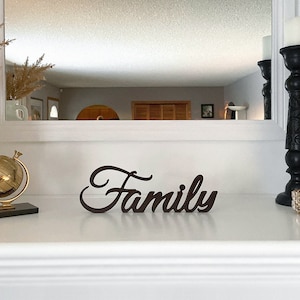Signo de madera familiar, decoración de mantel, familia de signos de madera, signo de estante familiar, letras caseras, decoración rústica, decoración de mesa, regalos de inauguración de la casa