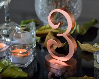 Geschilderde houten tafelnummers, decor bruiloftsreceptie
