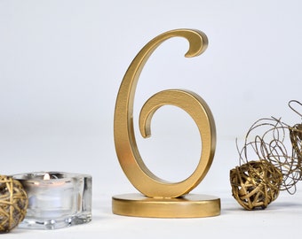 Geschilderde houten tafelnummers, rustiek decor bruiloftsreceptie