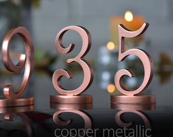 Números de mesa para boda pintados con base, acabado cobre.