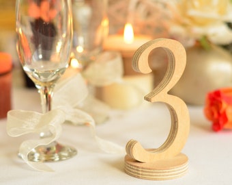 Chiffres de table en bois rustique, décoration de mariage sur pied