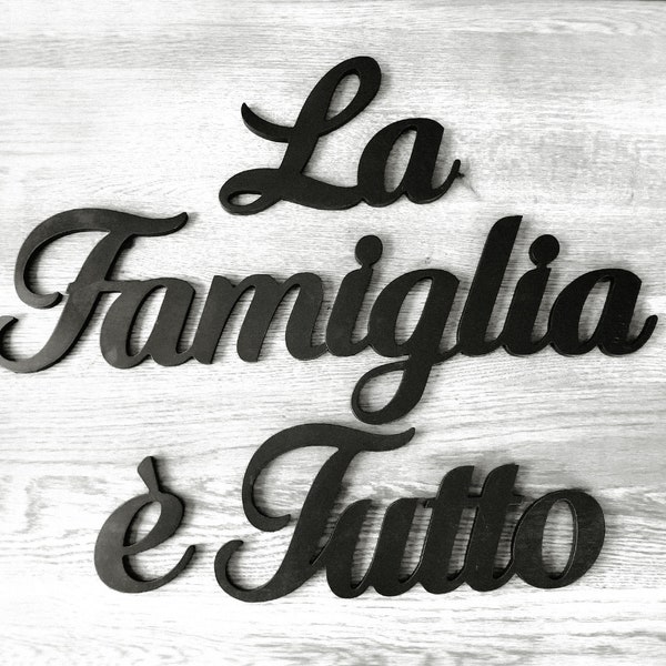 Italian Family Signs / Family is Everything / La Famiglia e Tutto / Living Room Wall decor / Wooden Home Signs / Shabby Chic Decor / Shelf