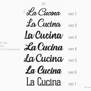 Puede incluir: Siete estilos de fuente diferentes para el texto "La Cucina" en negro. El texto tiene 15,24 cm de alto y est&aacute; cortado de madera contrachapada de 1,27 cm de grosor.