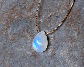 Regenbogen Mondstein, Mondsteinkette. Minimalist Halskette, Seidenfaden Halskette, Halskette, Choker, Edelstein, Layering, Dainty