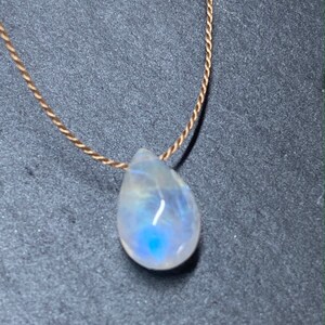 Regenbogen Mondstein, Mondstein Halskette. Minimalistische Halskette, Seidenfaden Halskette, Halskette, Halsband, Edelstein, Schichtung, zierliche