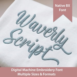 以下が含まれることがあります： 薄い青色のスクリプトフォントで「Waverly Script」の刺繍が施された白い生地。画像には「Native BX Font」と「Digital Machine Embroidery Font Multiple Sizes & Formats」の文字も含まれています。