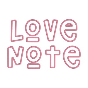 Puede incluir: Texto bordado en rosa sobre fondo blanco que dice "LOVE NOTE". Las letras est&aacute;n delineadas con una puntada gruesa y texturizada, creando un efecto 3D. El dise&ntilde;o es simple y moderno.