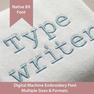 Può includere: Primo piano di un tessuto bianco con la parola "Typewriter" ricamata in filo blu chiaro. Il testo è in un carattere serif. Un banner in alto recita "Native BX Font" e un banner in basso recita "Digital Machine Embroidery Font Multiple Sizes & Formats."