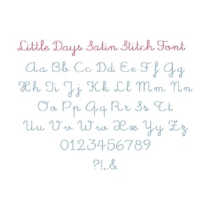 Peut inclure: Un tableau de police montrant les lettres majuscules et minuscules de l'alphabet, les chiffres de 0 &agrave; 9 et les signes de ponctuation. La police est une police de point de satin bleu clair avec les mots "Little Days Satin Stitch Font" en rose en haut.