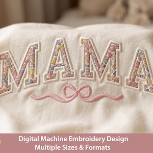 Peut inclure: Tissu crème brodé avec le mot "MAMA" dans un style universitaire. Les lettres sont remplies d'un motif floral rose, jaune et bleu. Un nœud rose est brodé en dessous. Le texte "Digital Machine Embroidery Design" est en dessous.