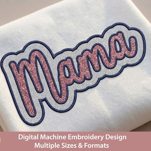 Puede incluir: Una superficie de tela blanca con un diseño de bordado a máquina de la palabra Mama en letra cursiva. Las letras tienen un relleno de purpurina oro rosa, un contorno de purpurina plateada y un borde azul marino. El texto inferior dice Digital Machine Embroidery Design Multiple Sizes & Formats.