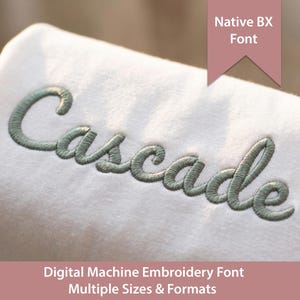 Può includere: Primo piano di un tessuto bianco con la parola "Cascade" ricamata in un morbido verde. Lo striscione rosa mostra "Native BX Font". Sotto, il testo recita "Digital Machine Embroidery Font Multiple Sizes & Formats."