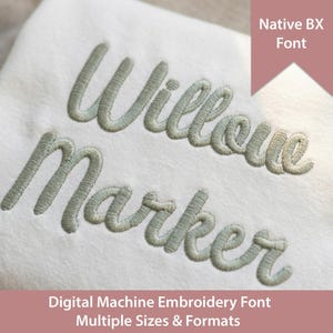 Pode incluir: Uma superfície de tecido branco com bordado à máquina em verde sálvia em letra cursiva que diz Willow Marker. Um banner rosa no canto superior direito exibe o texto Native BX Font, e o texto inferior diz Digital Machine Embroidery Font Multiple Sizes & Formats.