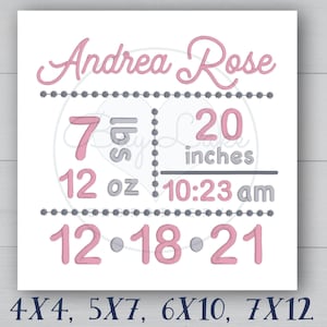 Puede incluir: Un diseño de bordado cuadrado blanco con el nombre Andrea Rose en letra cursiva rosa. Incluye detalles de nacimiento en rosa y gris: 7 lbs 12 oz, 20 inches, 10:23 am y la fecha 12-18-21. Debajo del diseño, aparece el texto 4X4, 5X7, 6X10, 7X12.