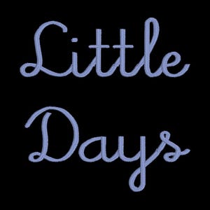 Peut inclure: Un motif brod&eacute; bleu sur fond noir qui dit "Little Days".