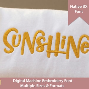 Könnte beinhalten: Eine weiße Stoffoberfläche mit dem Wort Sunshine, das in goldgelbem Garn gestickt ist. Ein rosa Banner oben rechts zeigt den Text Native BX Font, und ein rosa Banner unten zeigt Digital Machine Embroidery Font Multiple Sizes & Formats.