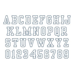 K&ouml;nnte beinhalten: Ein vollst&auml;ndiger Satz von Alphabet und Zahlen in einem Schriftstil im College-Stil. Die Buchstaben und Zahlen sind in einer ged&auml;mpften blau-grauen Farbe umrandet, mit einem wei&szlig;en Innenraum. Die Schriftart ist fett und blockartig, geeignet f&uuml;r verschiedene Designanwendungen.