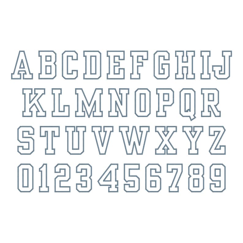 K&ouml;nnte beinhalten: Ein vollst&auml;ndiger Satz von Alphabet und Zahlen in einem Schriftstil im College-Stil. Die Buchstaben und Zahlen sind in einer ged&auml;mpften blau-grauen Farbe umrandet, mit einem wei&szlig;en Innenraum. Die Schriftart ist fett und blockartig, geeignet f&uuml;r verschiedene Designanwendungen.