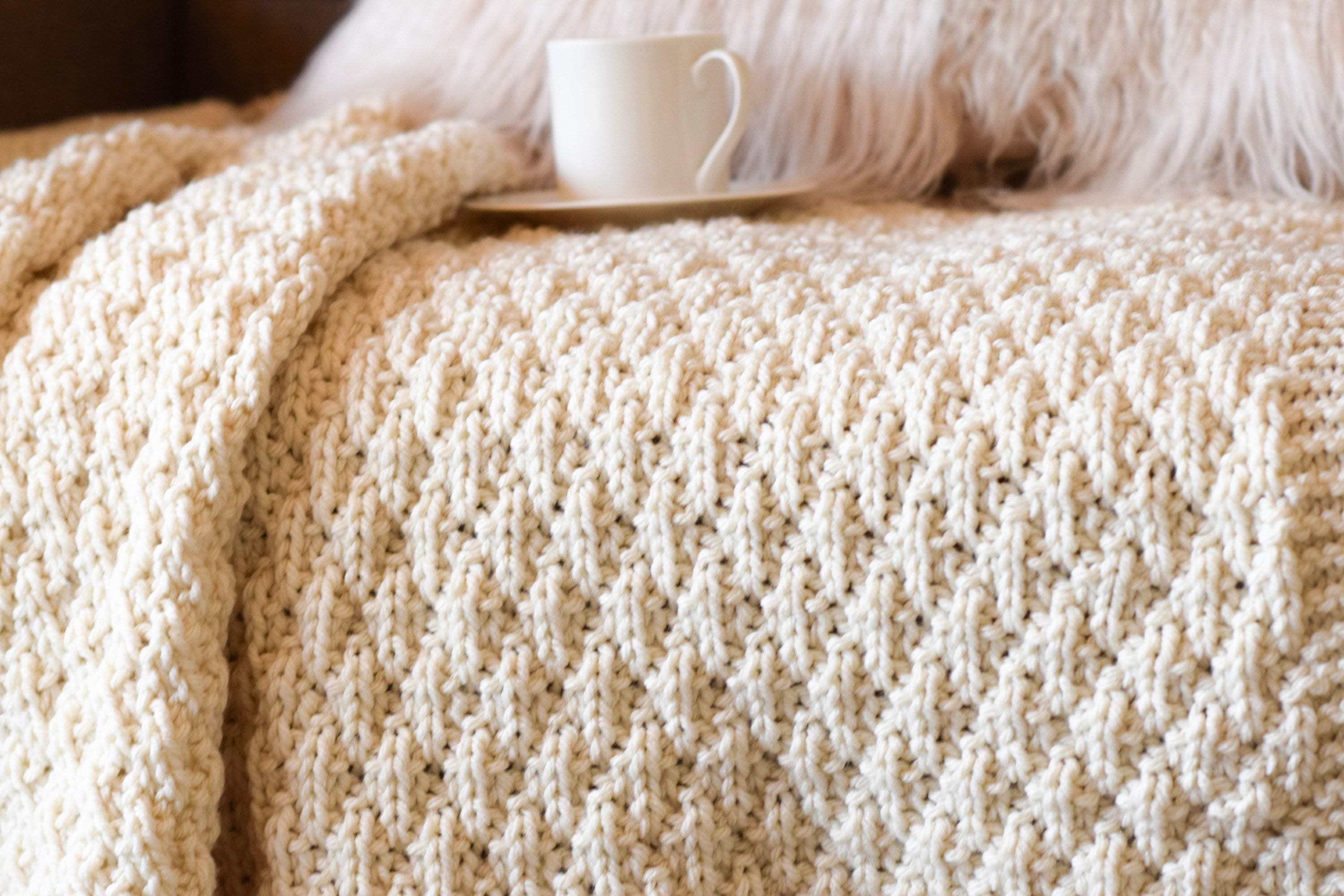 How To Arm Knit A Chunky Blanket – Mama In A Stitch