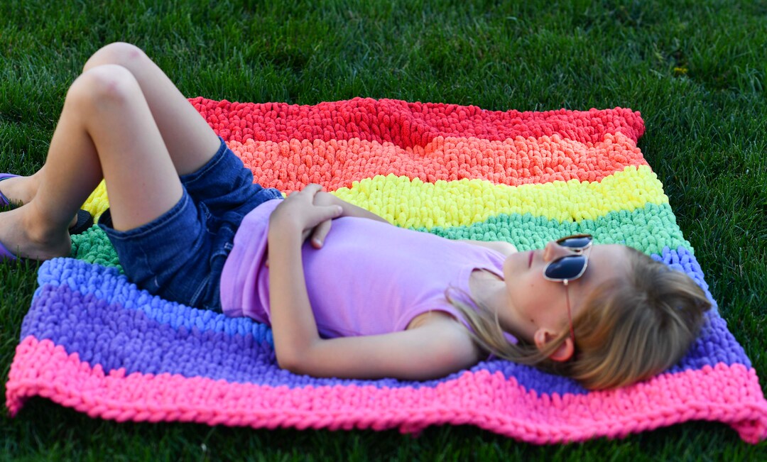 How to Make Loop Yarn Blanket, Rainbow Blanket Loop Yarn Tutorial, No Knit Blanket Tutorial