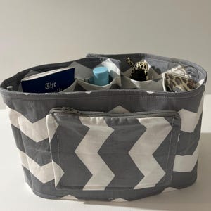 Hermoso organizador de cartera con diseño de chevron gris, 30" de largo
