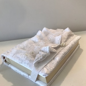 9,5 &quot;L 6,5&quot; B 1,5&quot; T - Schöne weiße Satin-Rüschen-Spitze-Design-Bibel-Abdeckung - Zeremonie - Taufe - Hochzeitszeremonie - CommDayunion