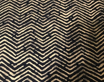 Può includere: Un tessuto nero con un motivo a chevron bianco. Il motivo è composto da linee sottili orizzontali che creano un effetto a zig-zag.