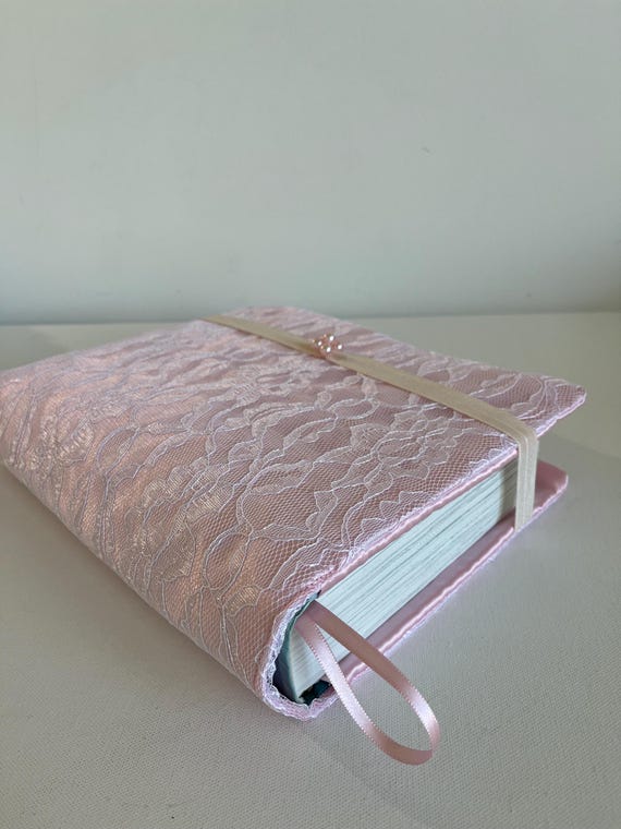 Belle couverture de bible ou de livre en satin rose et dentelle 10 1/4" de long x 8" de large x 2" de profondeur