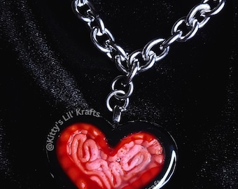 Collar de intestino ensangrentado