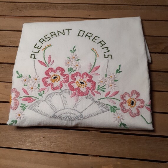 Funda De Almohada Bordada En Beige Suave Y Cómoda Para Dormir Diseño De Patrón Blanco Elegante Y