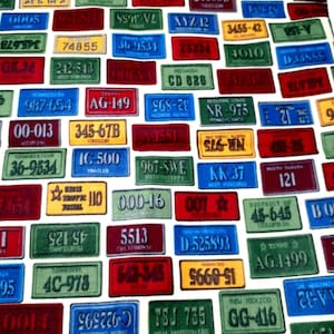 Könnte beinhalten: Ein weißer Hintergrund mit bunten Nummernschildern aus verschiedenen Bundesstaaten und Ländern. Die Schilder sind in verschiedenen Formen und Größen, mit unterschiedlichen Zahlen und Buchstaben. Einige der Schilder haben einen Stern oder ein anderes Design.