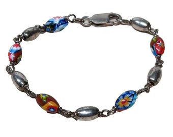 Armband van sterling zilver met langwerpige kralen in Murano Millefiori-stijl, Italië, 18 cm lang.