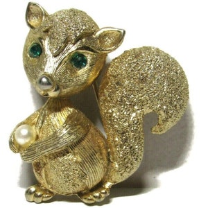 Vtg Squirrel Brooch Textured Gold-Tone Green Rhinestone Eyes Holding Nut