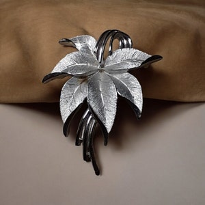 Trifari-gesigneerde broche geborsteld zilverkleurige jastrui Leaf Spray Foliage